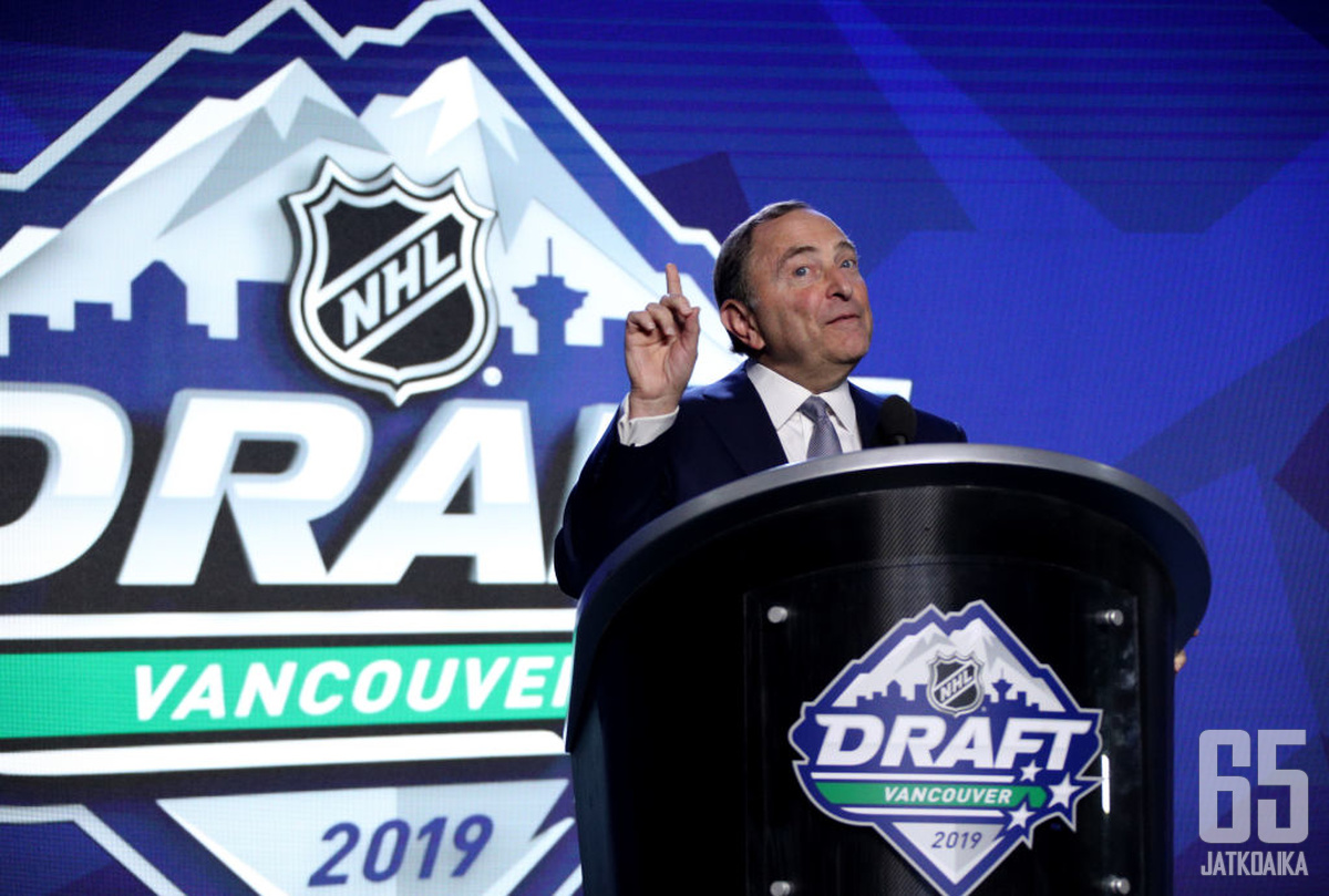 NHL-komissaari Gary Bettman piti varaustilaisuuden avauspuheen.