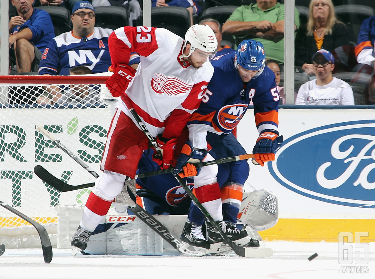 Dominic Turgeon (vas.) on pelannut reilun 360 AHL-ottelun lisäksi yhdeksän ottelua NHL:ssä Detroit Red Wingsin paidassa.