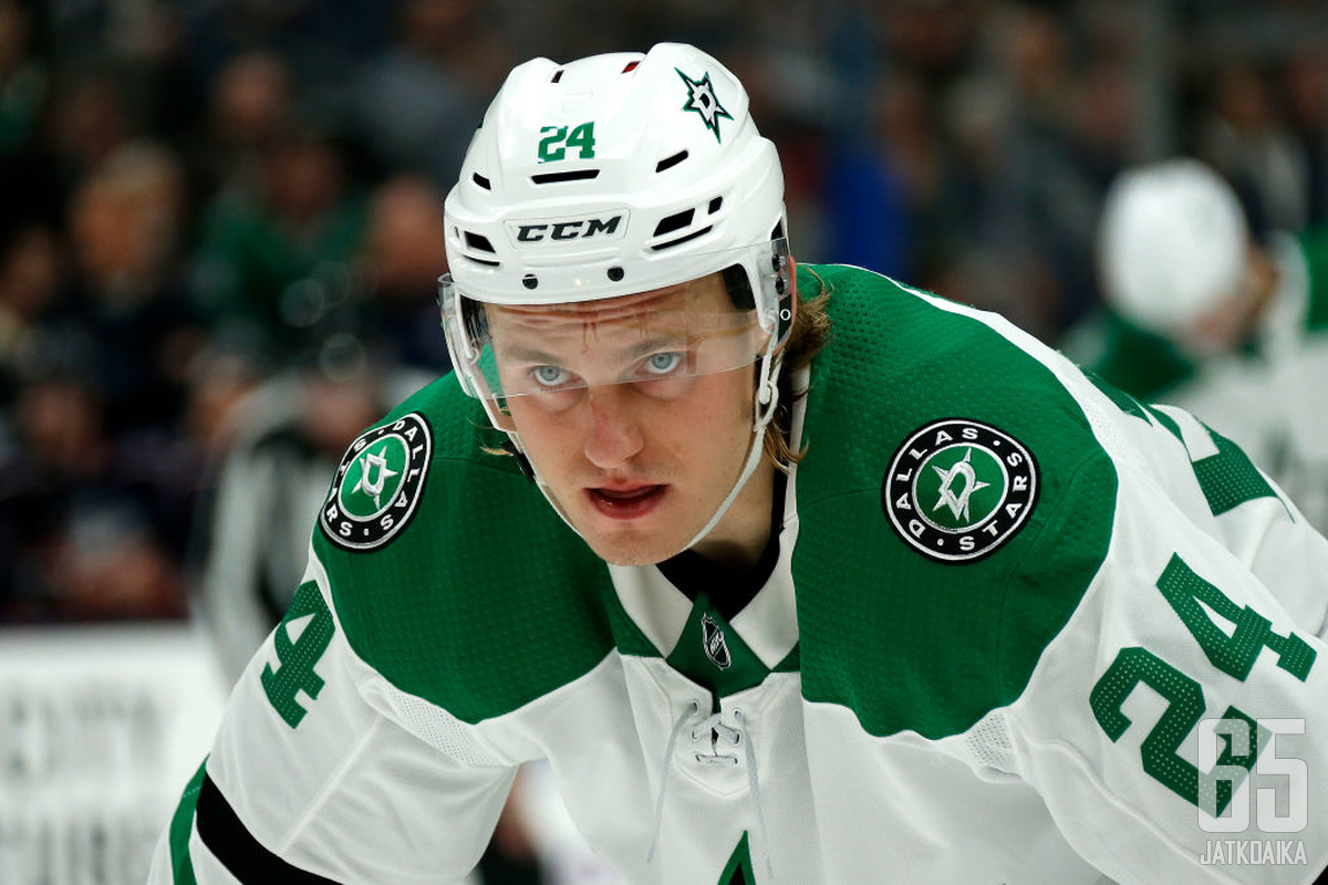 COLUMBUS, OH - OCTOBER 16:  Roope Hintz #24 of the Dallas Stars lines up for a face-off during the game against the Columbus Blue Jackets on October 16, 2019 at Nationwide Arena in Columbus, Ohio. Columbus defeated Dallas 3-2. (Photo by Kirk Irwin/Getty I