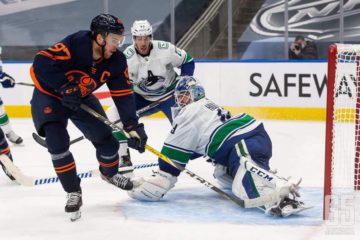 Connor McDavid latoi hatullisen maaleja Canucks-verkkoon. Braden Holtbyn alku uudessa seurassa oli vaikea.