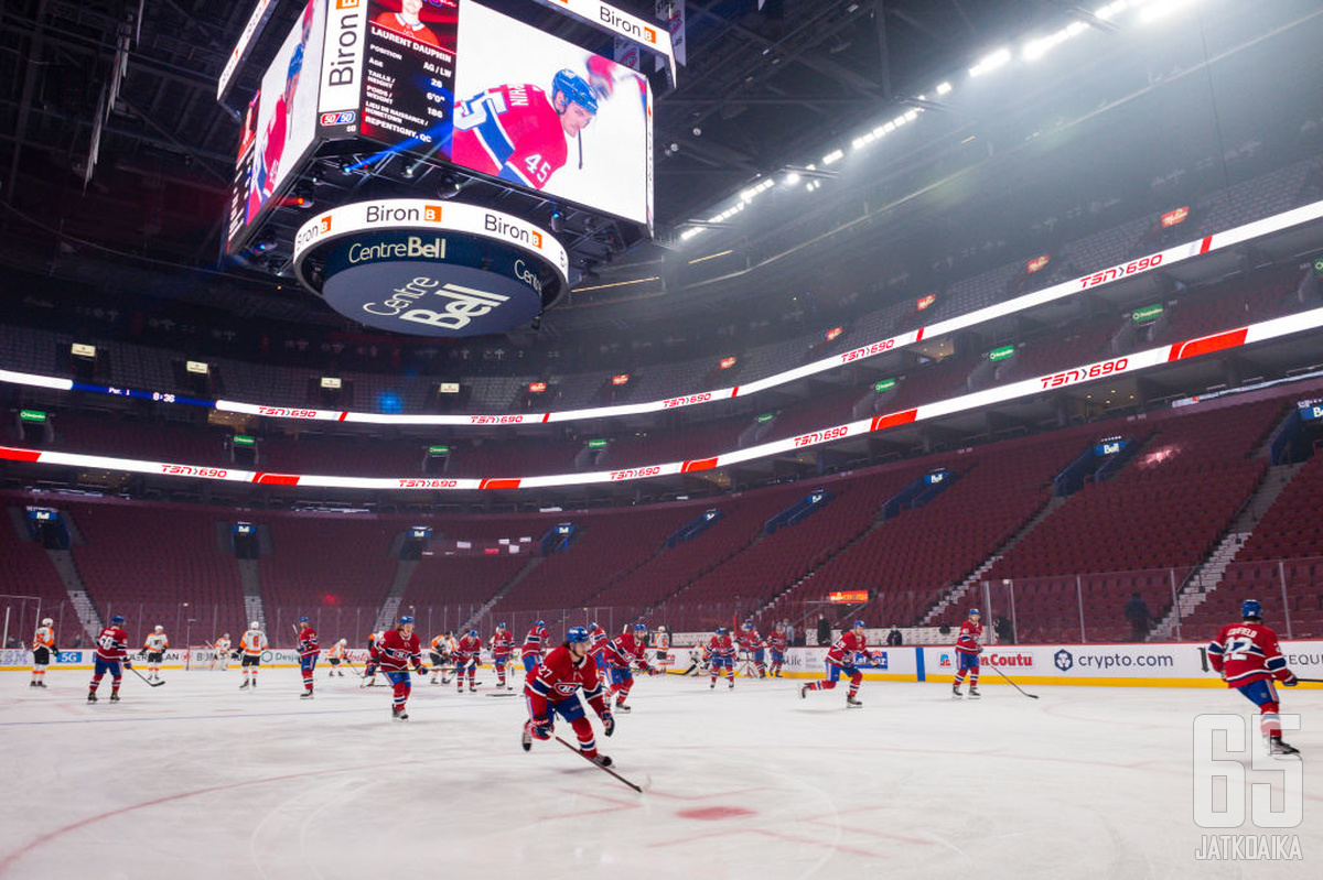 Katsomot ammottivat tyhjyyttään Canadiensin ja Flyersin välisessä ottelussa. 