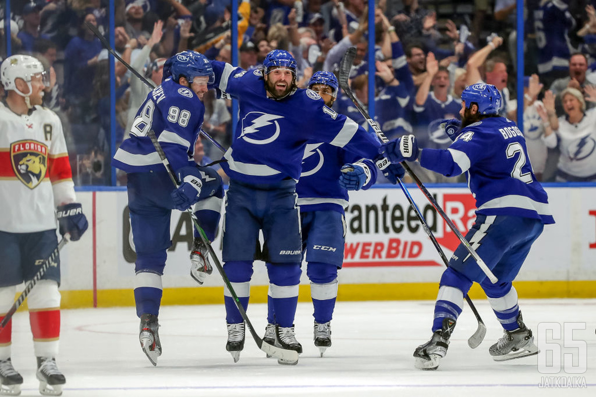 Mestarien näytöstä. Lightning hoiti derbysarjan puhtaalla pelillä.