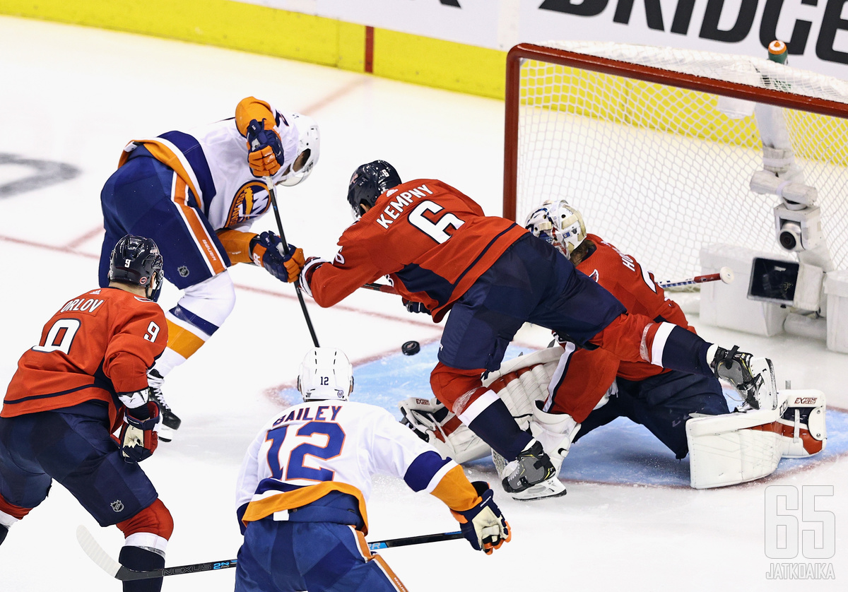 Capitals ja Islanders tositoimissa. 