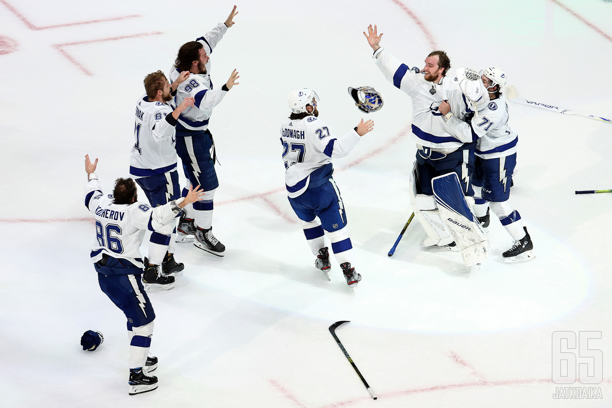 "Se on meidän!" NHL-kausi päättyi Lightningin mestaruusjuhliin.
