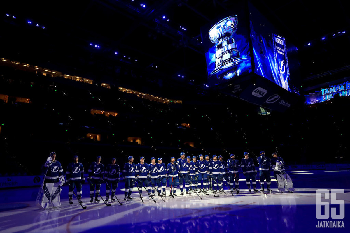 Tampa Bay Lightningin kausi alkoi mestaruusseremonioilla.