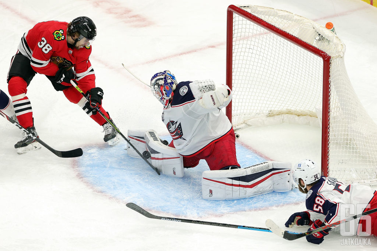 Joonas Korpisalo torjui Blackhawks-hyökkääjien lähentely-yritykset.