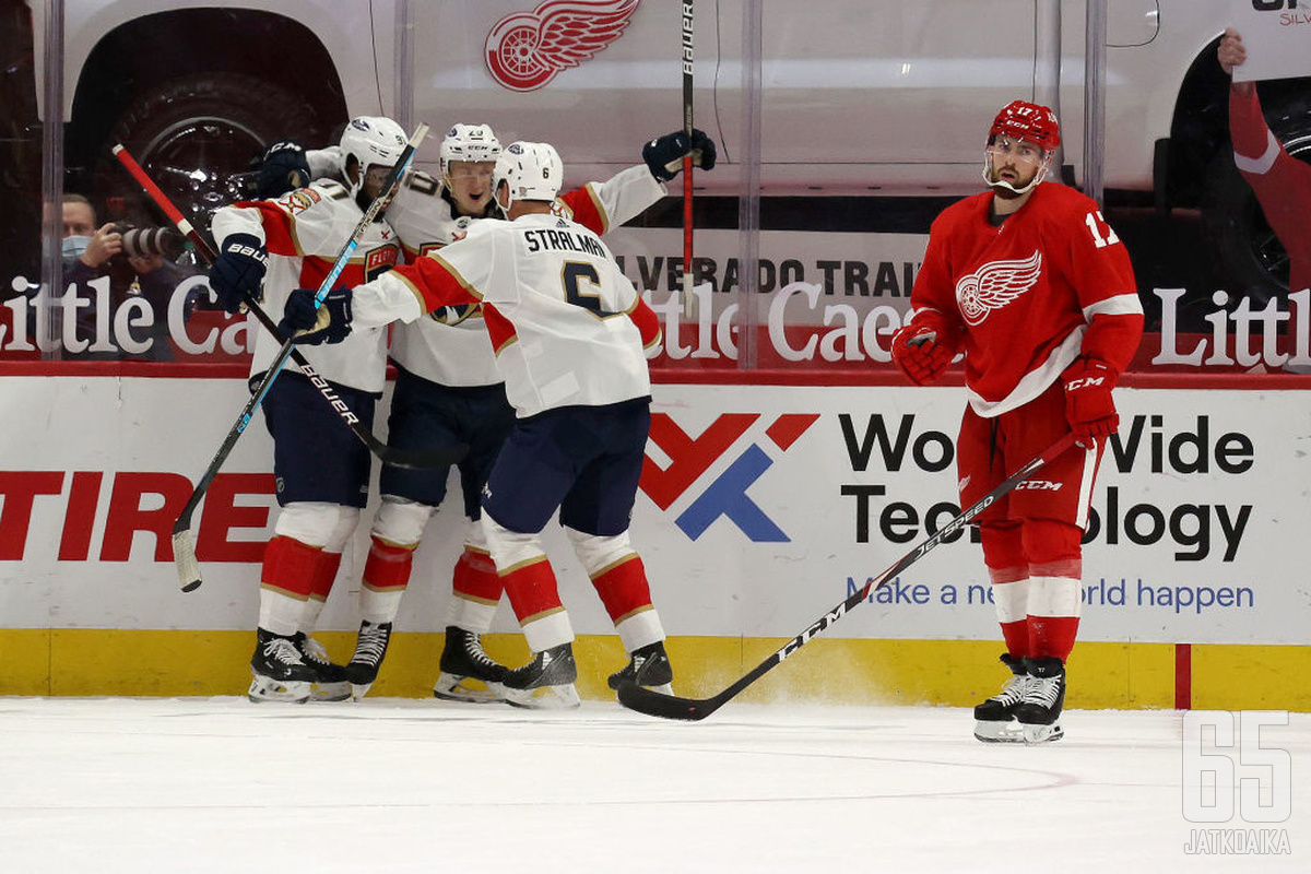 Aleksi Heponiemen NHL-ura ei olisi voinut paremmin alkaa. Anthony Duclair ja Anton Strålman rientävät onnittelemaan.