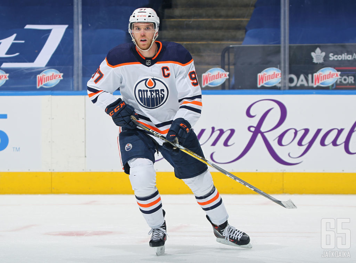 Connor McDavid sai sakot Jesperi Kotkaniemeen kohdistuneesta kyynärpäätaklauksesta.