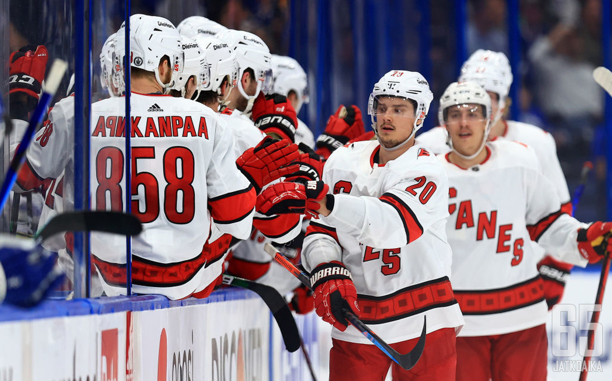 Sebastian Aho oli pelipäällä Tampa Bay Lightningin kaadossa.