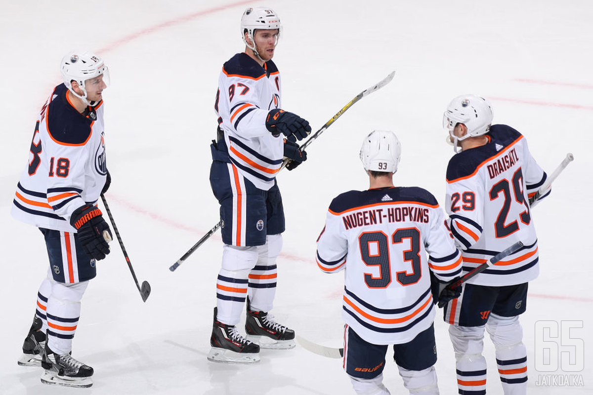 'Sulle, mulle...' Connor McDavid (kesk.) ja Leon Draisaitl (29) tarjosivat jälleen jääkiekkokarkkia Oilersin ystäville.