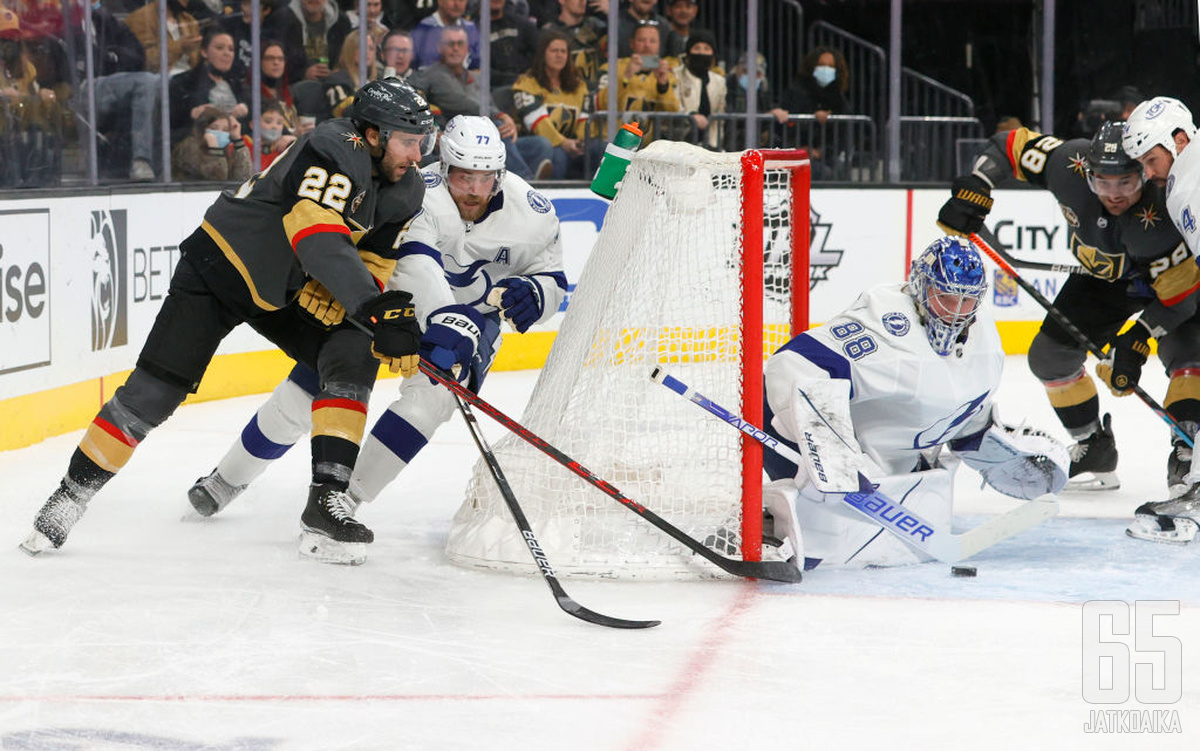 Ottelun luonne kiteytettynä. Golden Knights pyörittää peliä Lightningin alueella. Andrei Vasilevski (88) on valppaana.