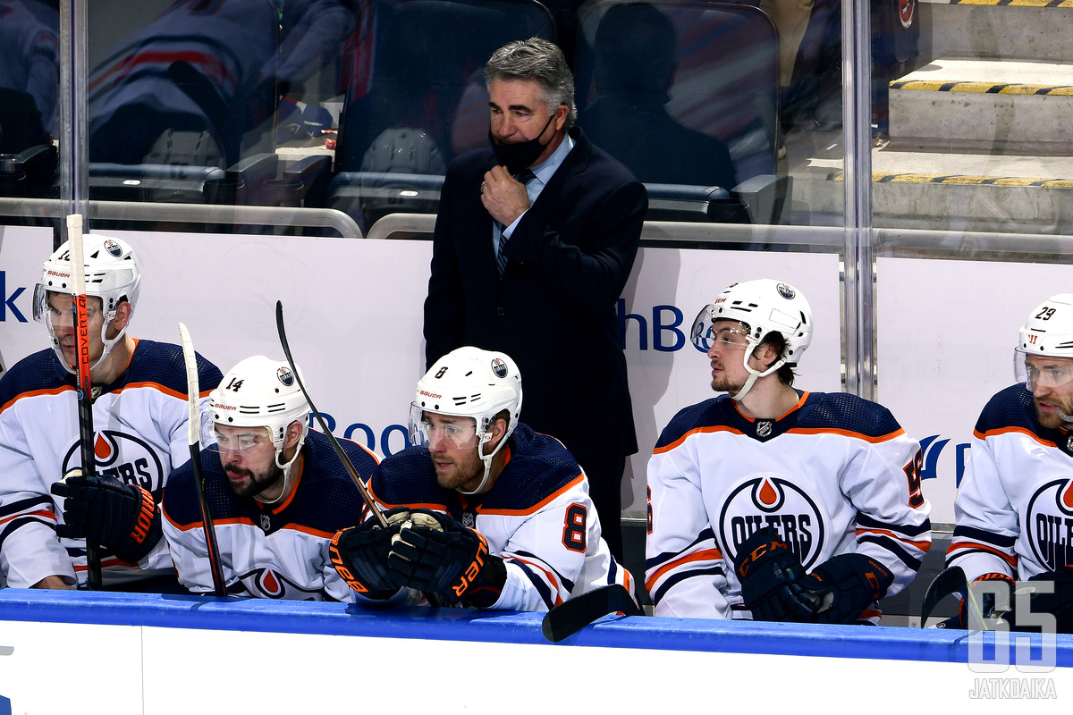 ELMONT, NEW YORK - JANUARY 01:  Head coach Dave Tippett of the Edmonton Oilers looks on during the first period against the New York Islanders an at UBS Arena on January 01, 2022 in Elmont, New York. (Photo by Steven Ryan/Getty Images)