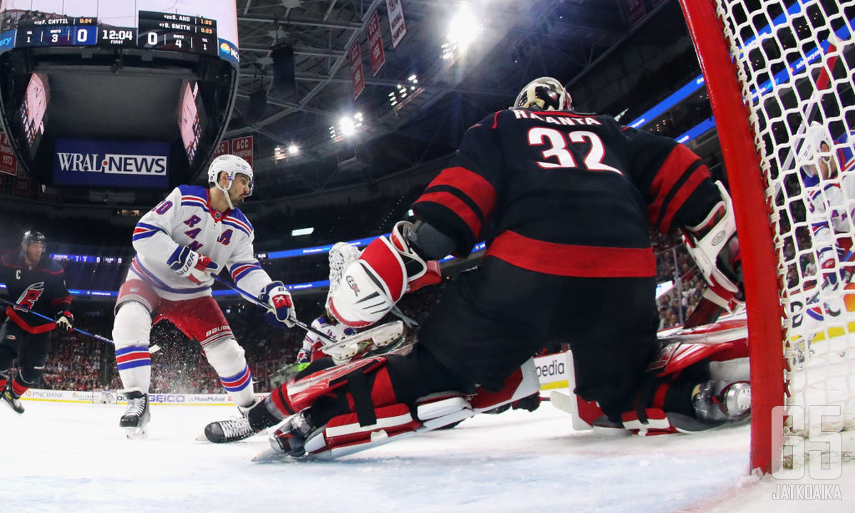 Raanta pelasi Carolina Hurricanesin ykkösvahtina pudotuspeleissä Frederik Andersenin loukkaantumisen vuoksi. 