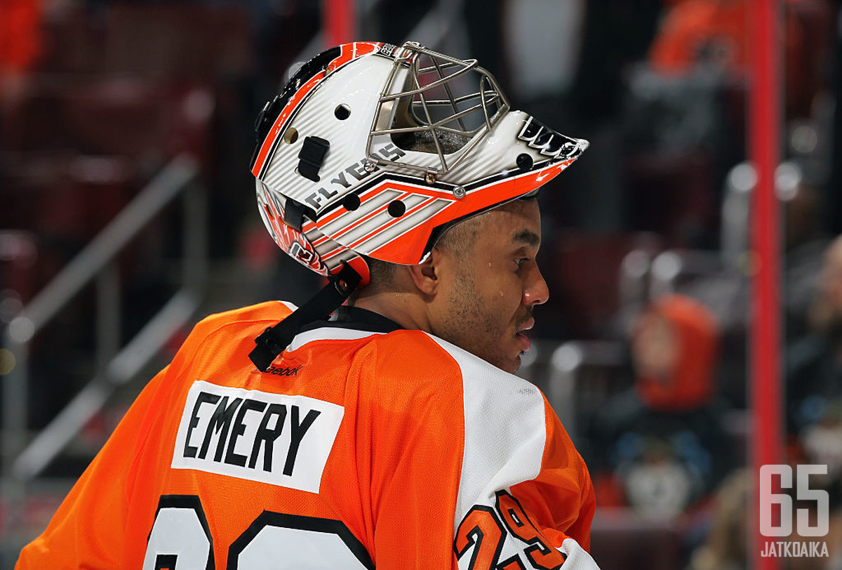 Emery pelasi Flyersin paidassa kolmella kaudella.