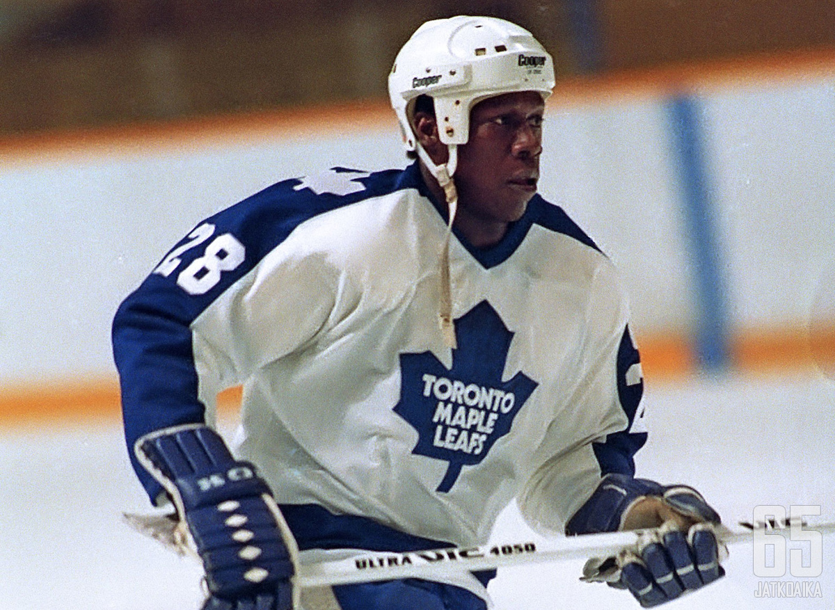 Val James oli paitsi ensimmäinen yhdysvaltalainen tummaihoinen NHL-pelaaja myös Toronto Maple Leafsin historian ensimmäinen tummaihoinen pelaaja.