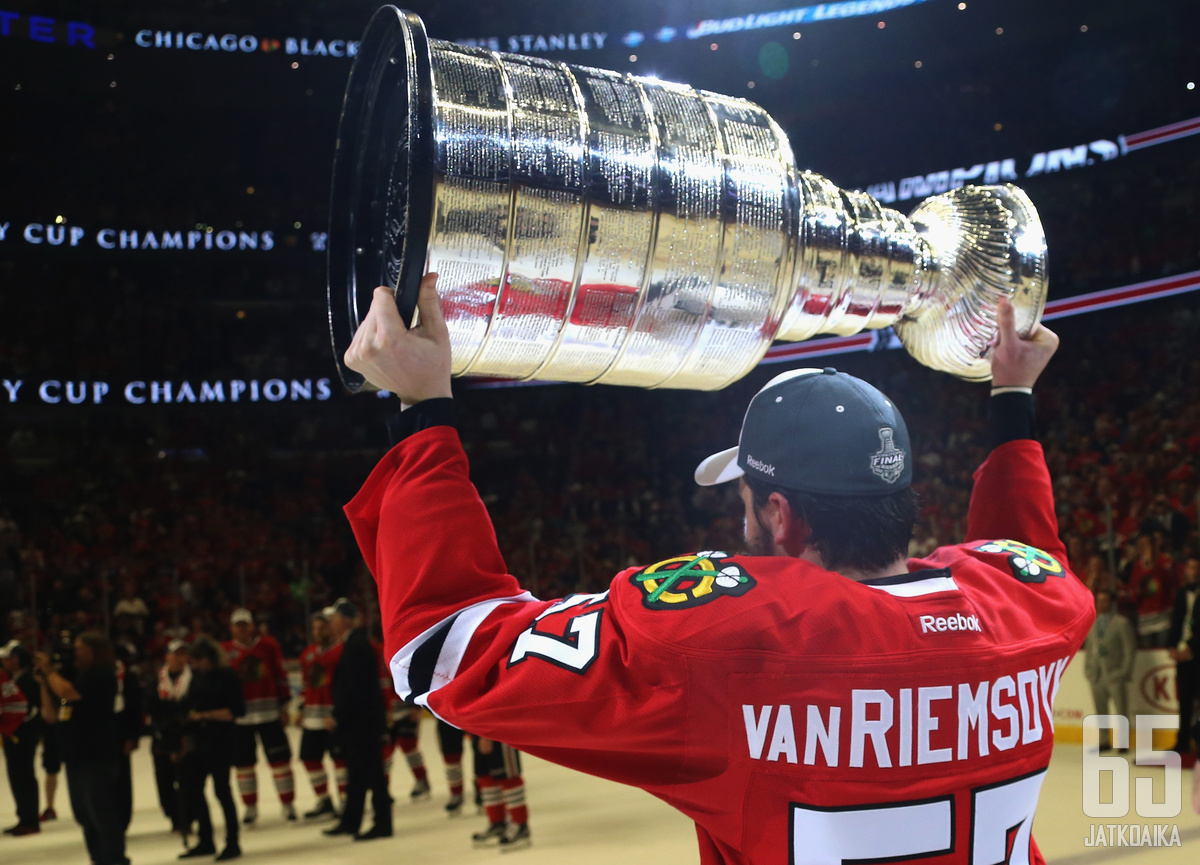 Van Riemsdyk voitti kauden päätteeksi Stanley Cupin Blackhawks-paidassa.