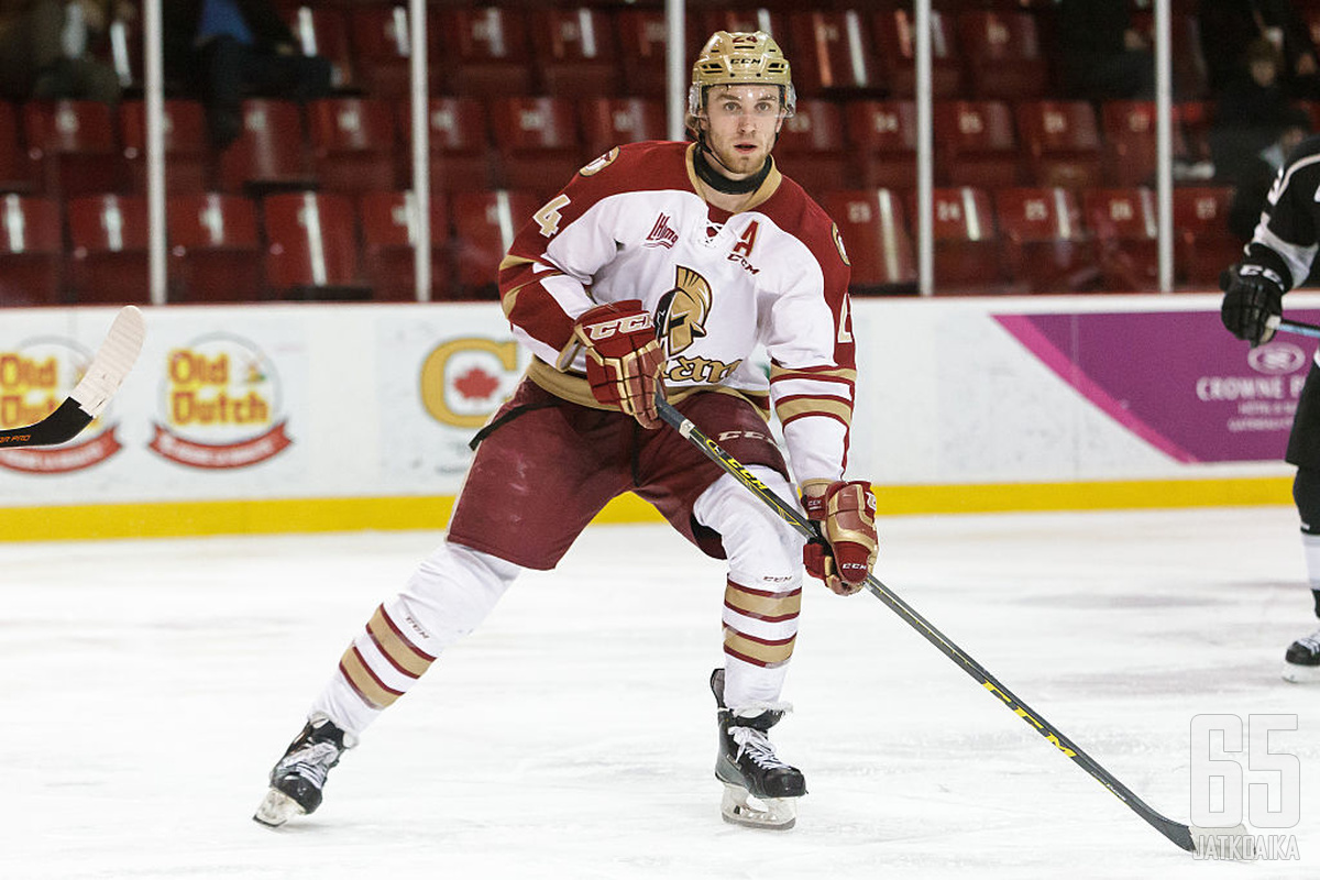 Simpson pelasi kausina 2014-2016 QMJHL:ssä Acadie-Bathurst Titanin joukkueessa.