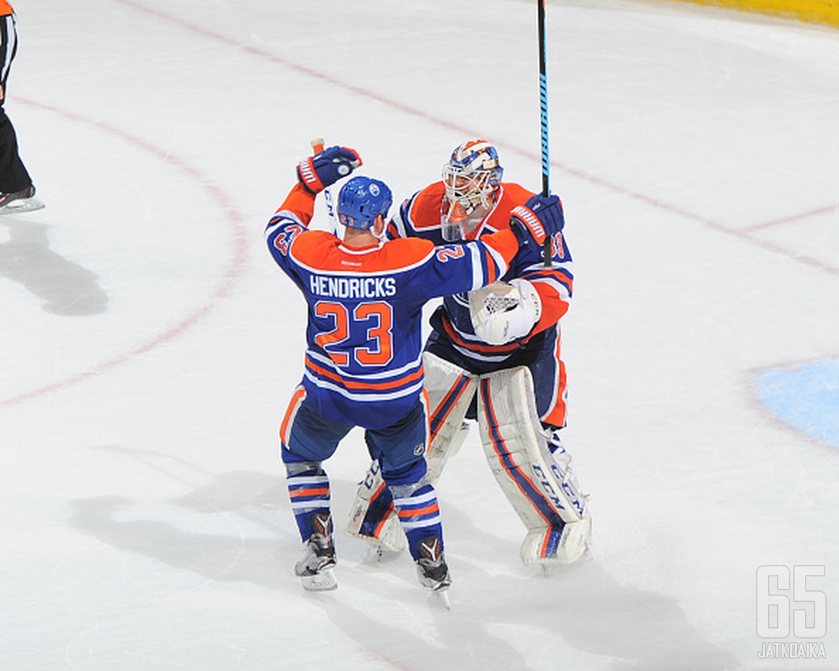 Matt Hendricks ja Anders Nilsson juhlimassa Oilersin voittoa.