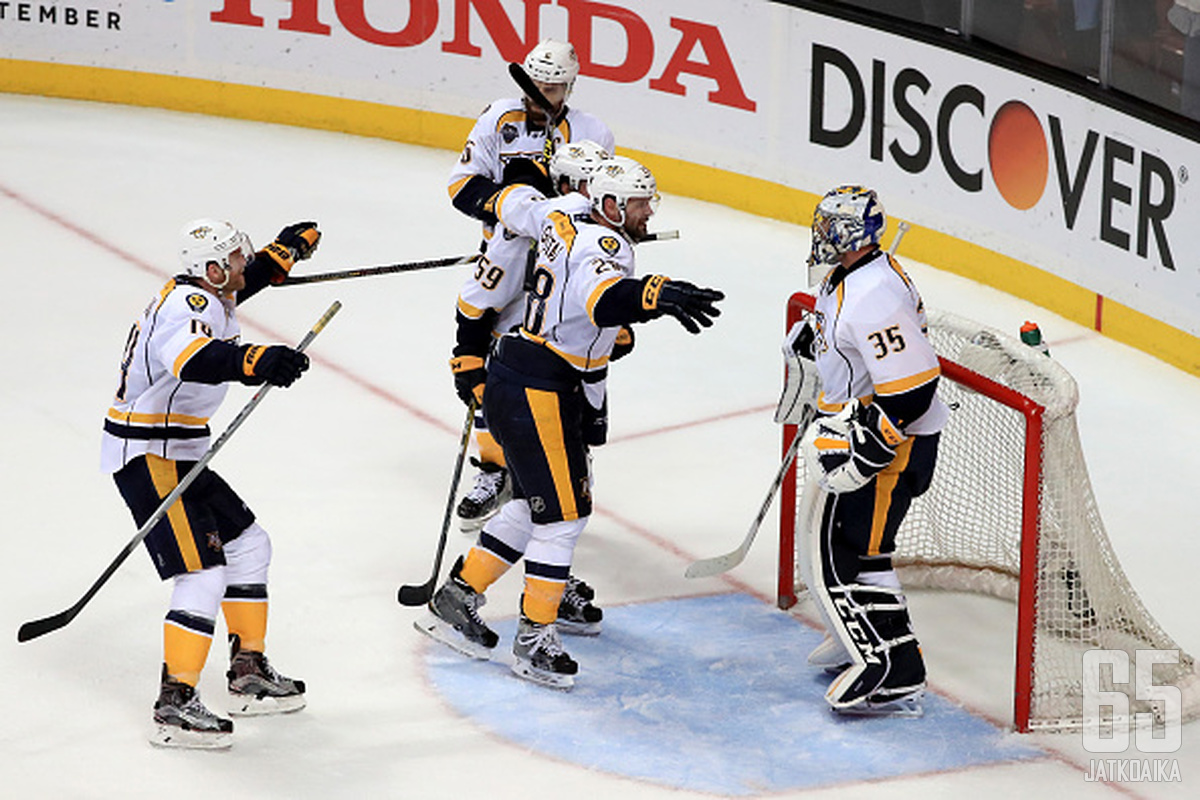 Predatorsin pelaajia juhlimassa ottelusarjan voittoa Anaheim Ducksista viime kevään pudotuspeleissä.