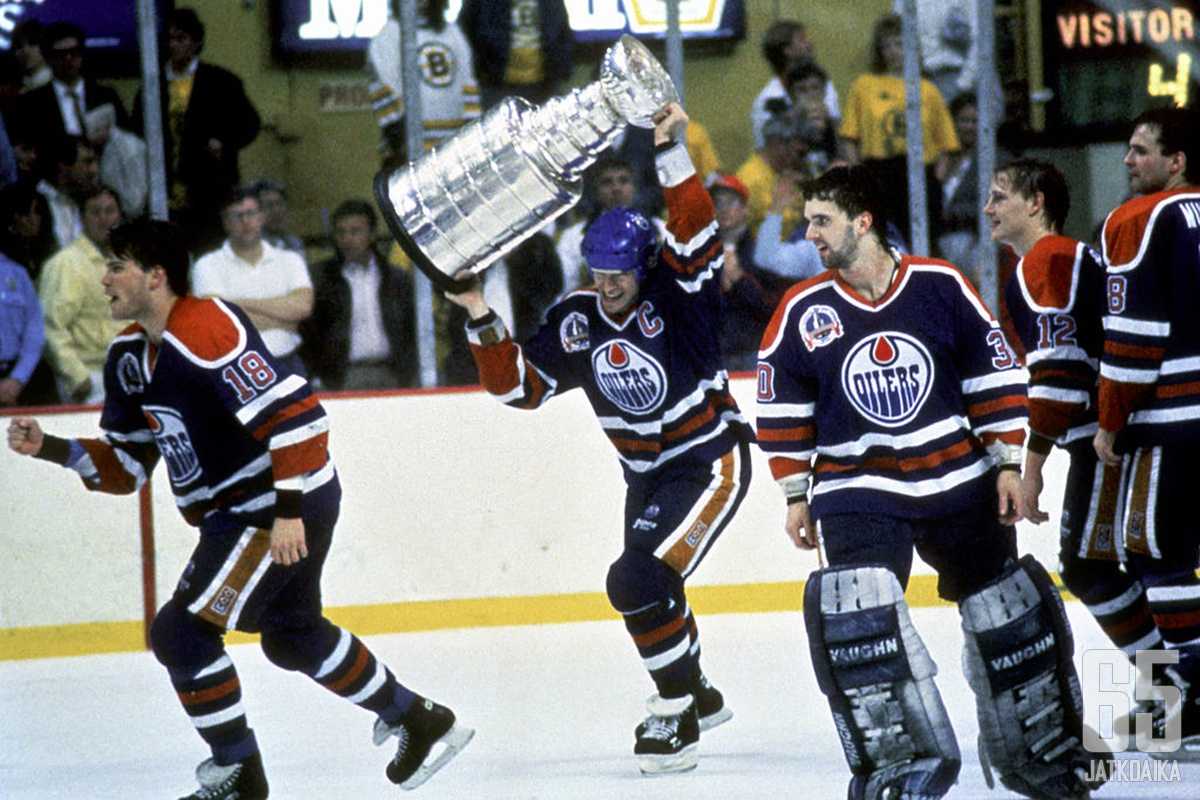 Craig Simpson (numero 18) nosteli Stanley Cupia toista kertaa urallaan keväällä 1990 Boston Gardenissa.