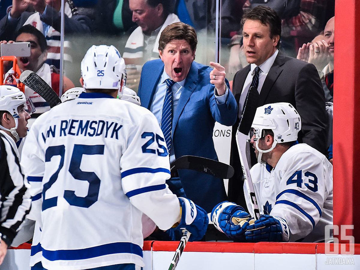 MONTREAL, QC - OCTOBER 29:  Head coach of the Toronto Maple Leafs Mike Babcock gives instructions to his players during a timeout at the NHL game against the Montreal Canadiens at the Bell Centre on October 29, 2016 in Montreal, Quebec, Canada.  The Montr