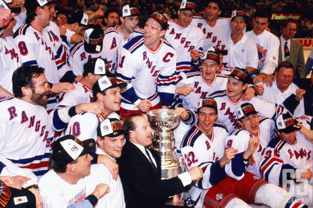 Vuoden 1994 Stanley Cup -mestarit. Keskellä päävalmentaja Mike Keenan, Stanley Cup ja Stephane Matteau.