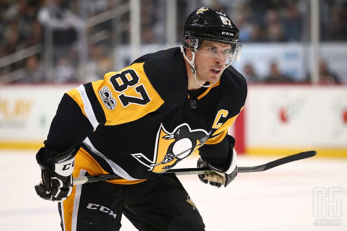 PITTSBURGH, PA - DECEMBER 05: Sidney Crosby #87 of the Pittsburgh Penguins prepares for a second period face off while playing the New York Rangers at PPG PAINTS Arena on December 5, 2017 in Pittsburgh, Pennsylvania.  (Photo by Gregory Shamus/Getty Images