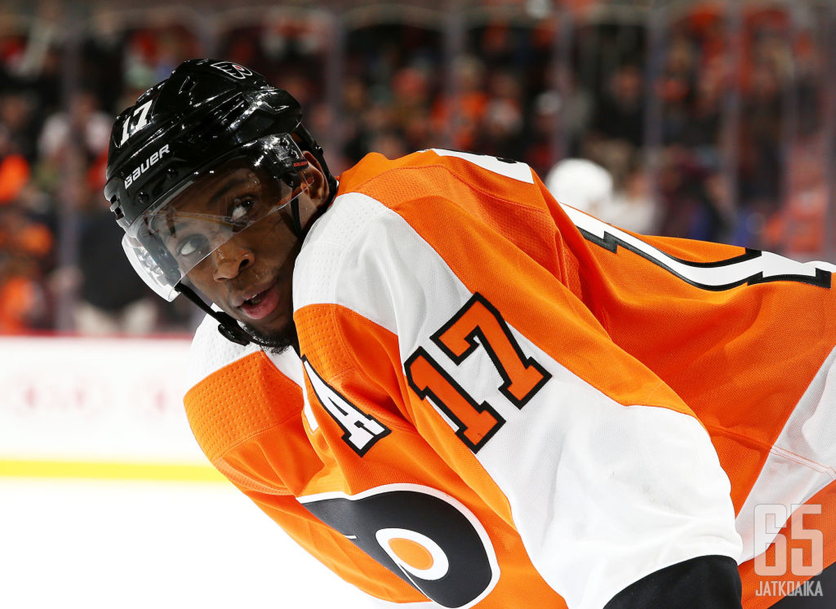 PHILADELPHIA, PA - DECEMBER 18:  Wayne Simmonds #17 of the Philadelphia Flyers looks on against the Los Angeles Kings during their game at Wells Fargo Center on December 18, 2017 in Philadelphia, Pennsylvania.  (Photo by Al Bello/Getty Images)