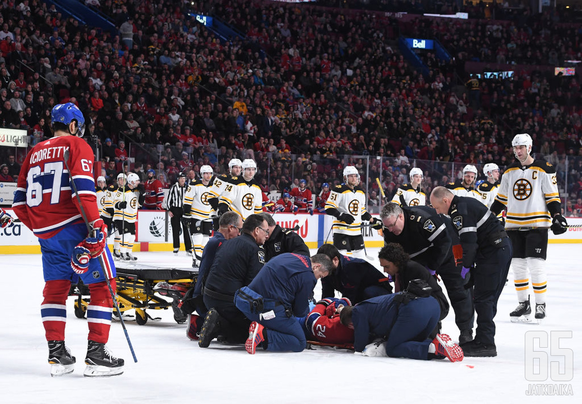 Canadiens-hyökkääjää hoidettiin jään pinnassa pitkä tovi.