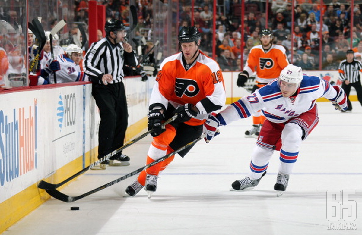 Hall kiekkoili Philadelphia Flyersin paidassa kaksi viimeistä kautta.