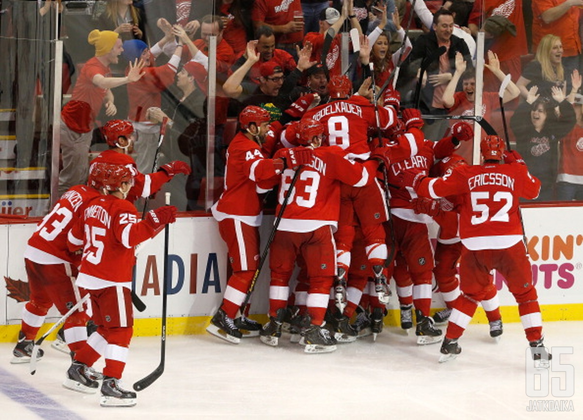 Red Wings aloitti kauden 4−0-voitolla Maple Leafsista. 