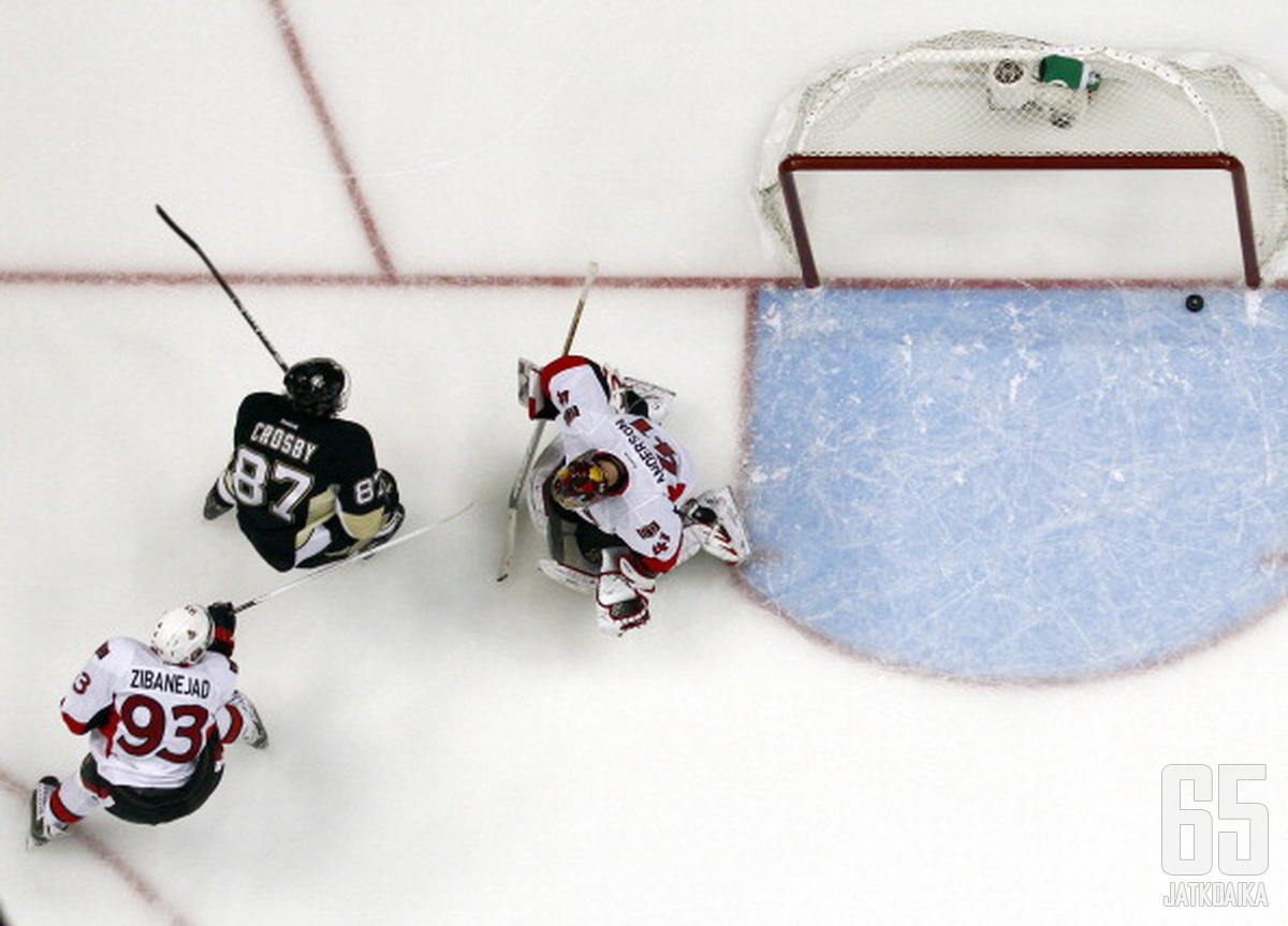 Craig Anderson ja Mika Zibanejad seurasivat Sidney Crosbyn maalintekoa aitiopaikalta.