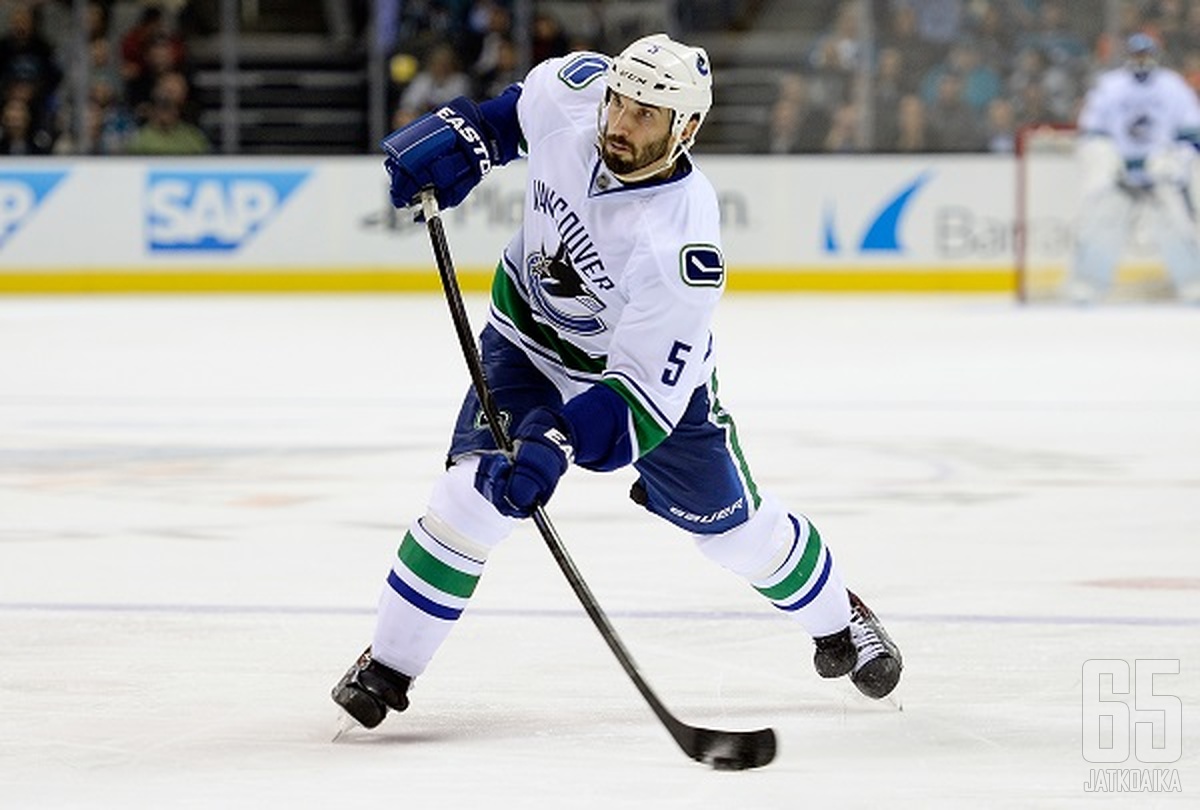 Jason Garrison palaa palmujen alle.