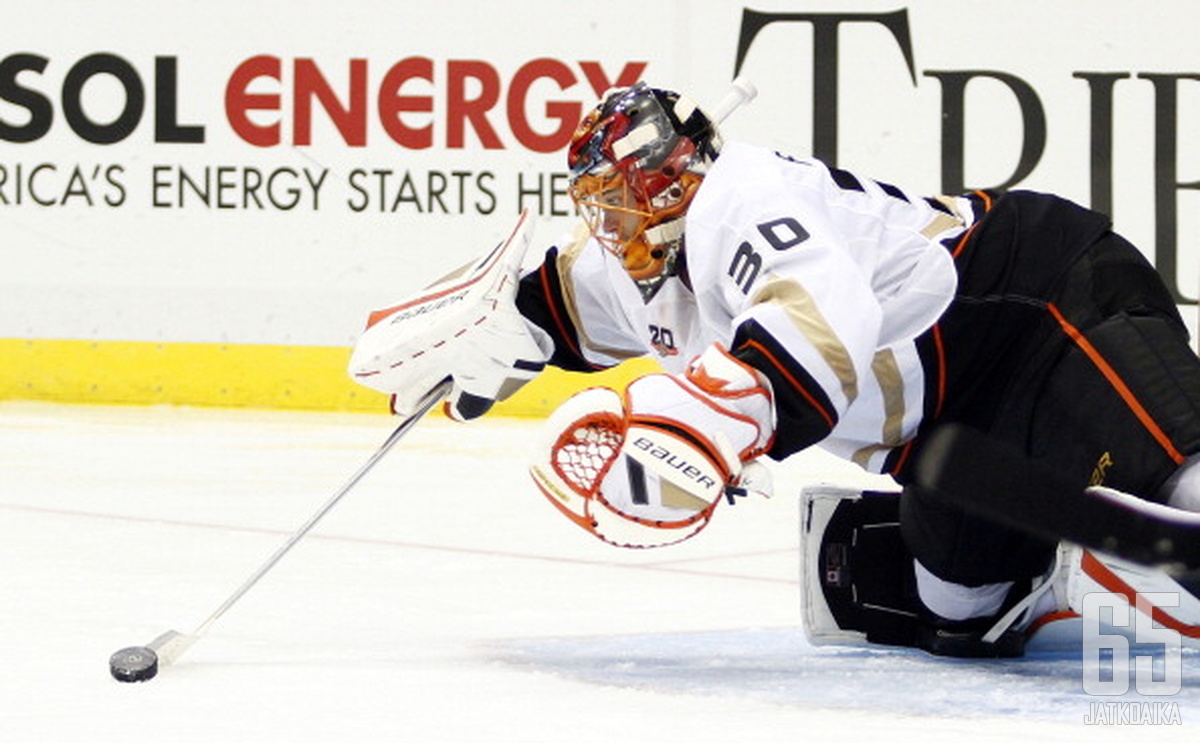 Viktor Fasth torjuu jatkossa kiekkoja Edmonton Oilersin maalilla.