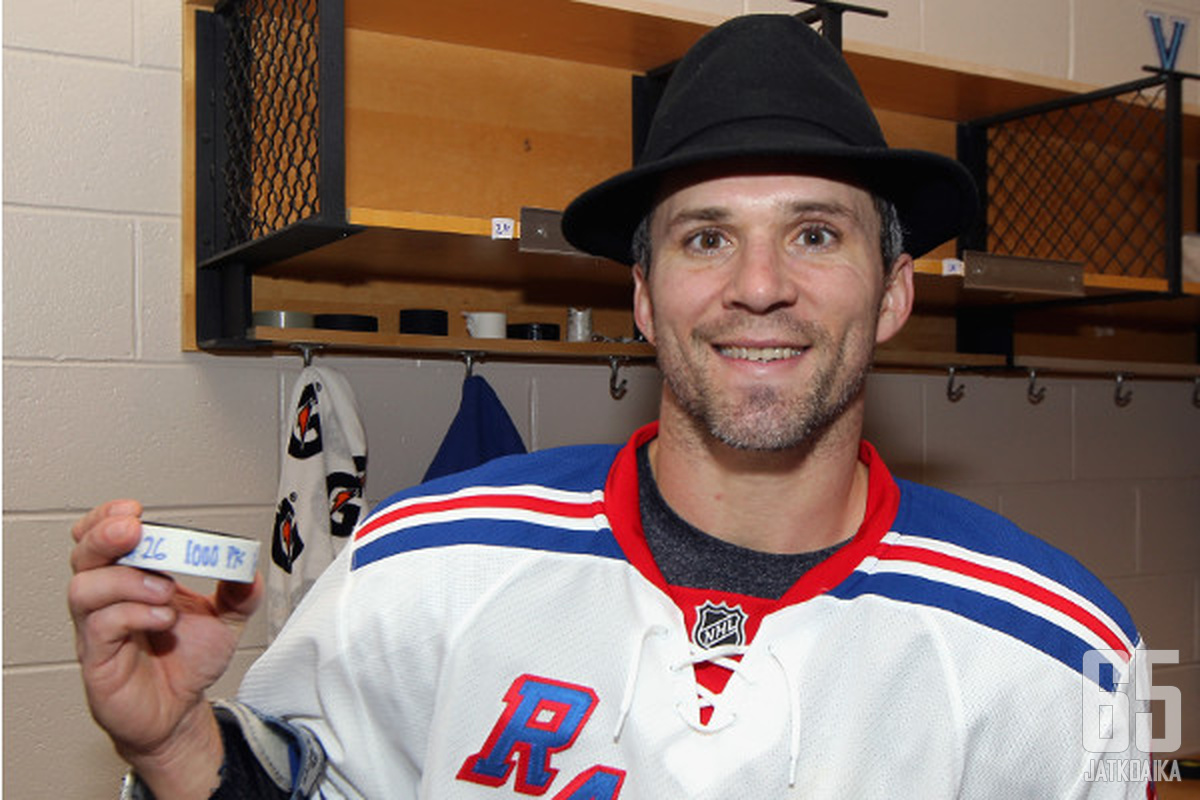 Rangersin illan parhaan pelaajan hattu päässä kelpaa esitellä juhlakiekkoa.