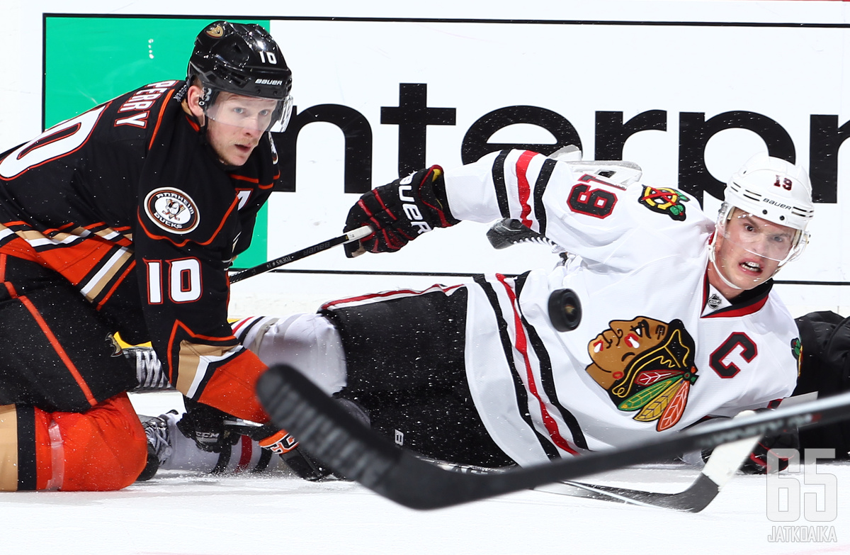 Johdattaako Corey Perry vai Jonathan Toews joukkonsa finaaleihin?