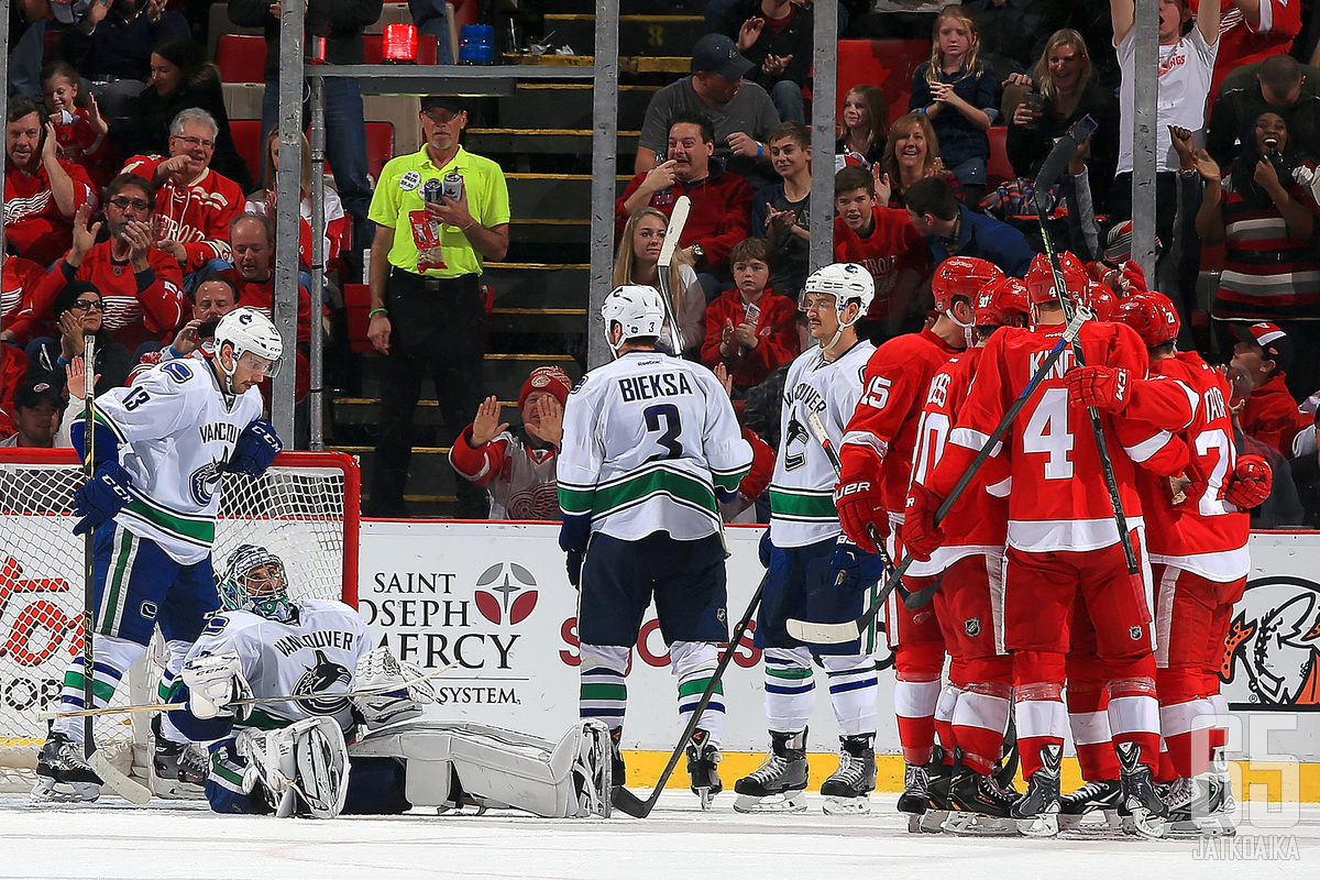 Red Wings ja Canucks mättivät kahdeksan maalia sunnuntai-illan kohtaamisessa.