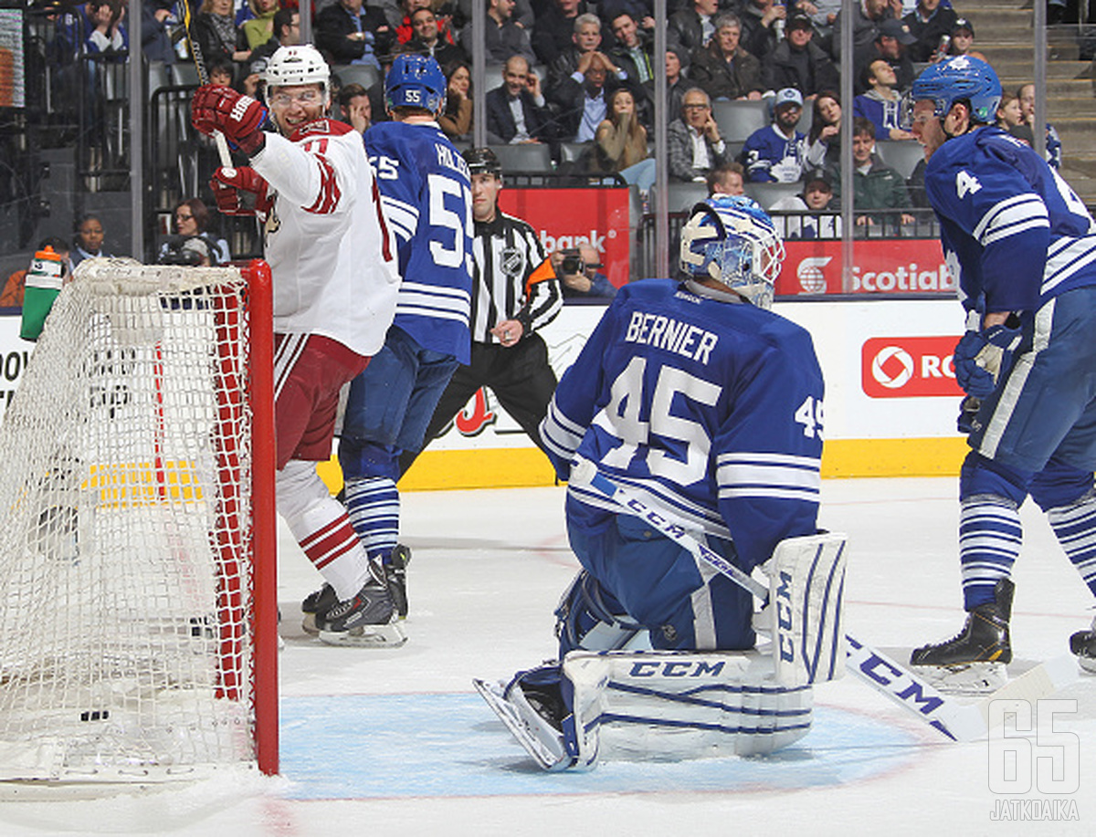 Ottelu Maple Leafsia vastaan jäi todennäköisesti Martin Hanzalin (vas.) kauden viimeiseksi.