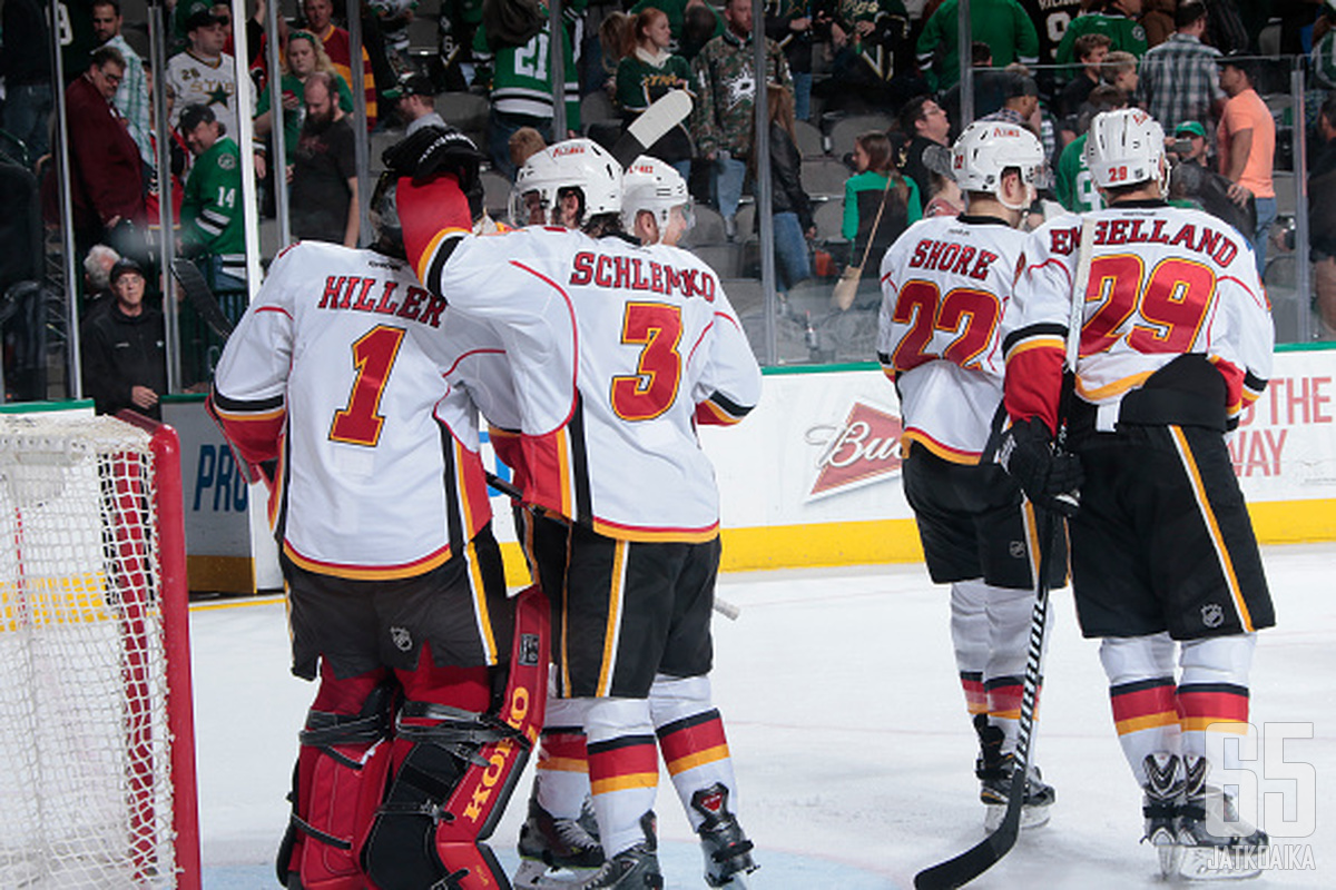 Calgary Flamesilla oli syytä olla tyytyväinen ottelun lopputulokseen ja onnitella Jonas Hilleriä.