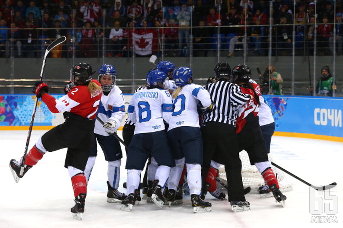 Naisleijonat laittoivat Kanadalle kunnolla kampoihin.