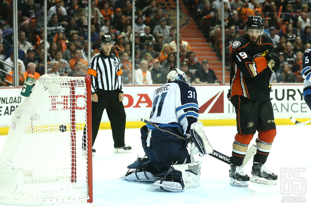 Patrick Maroon ohjasi Ducksin tärkeän avausmaalin.