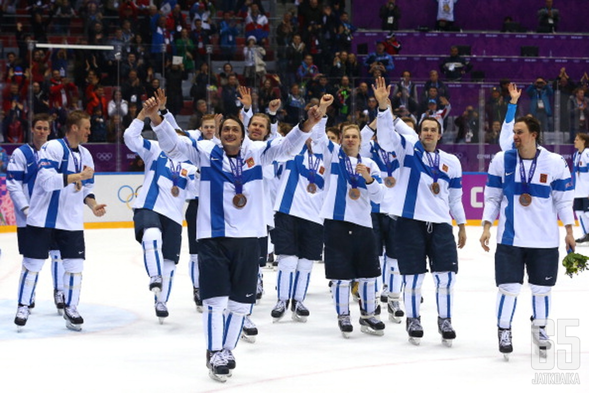 Suomi pääsi juhlimaan olympiapronssia kapteeninsa Teemu Selänteen johdolla.