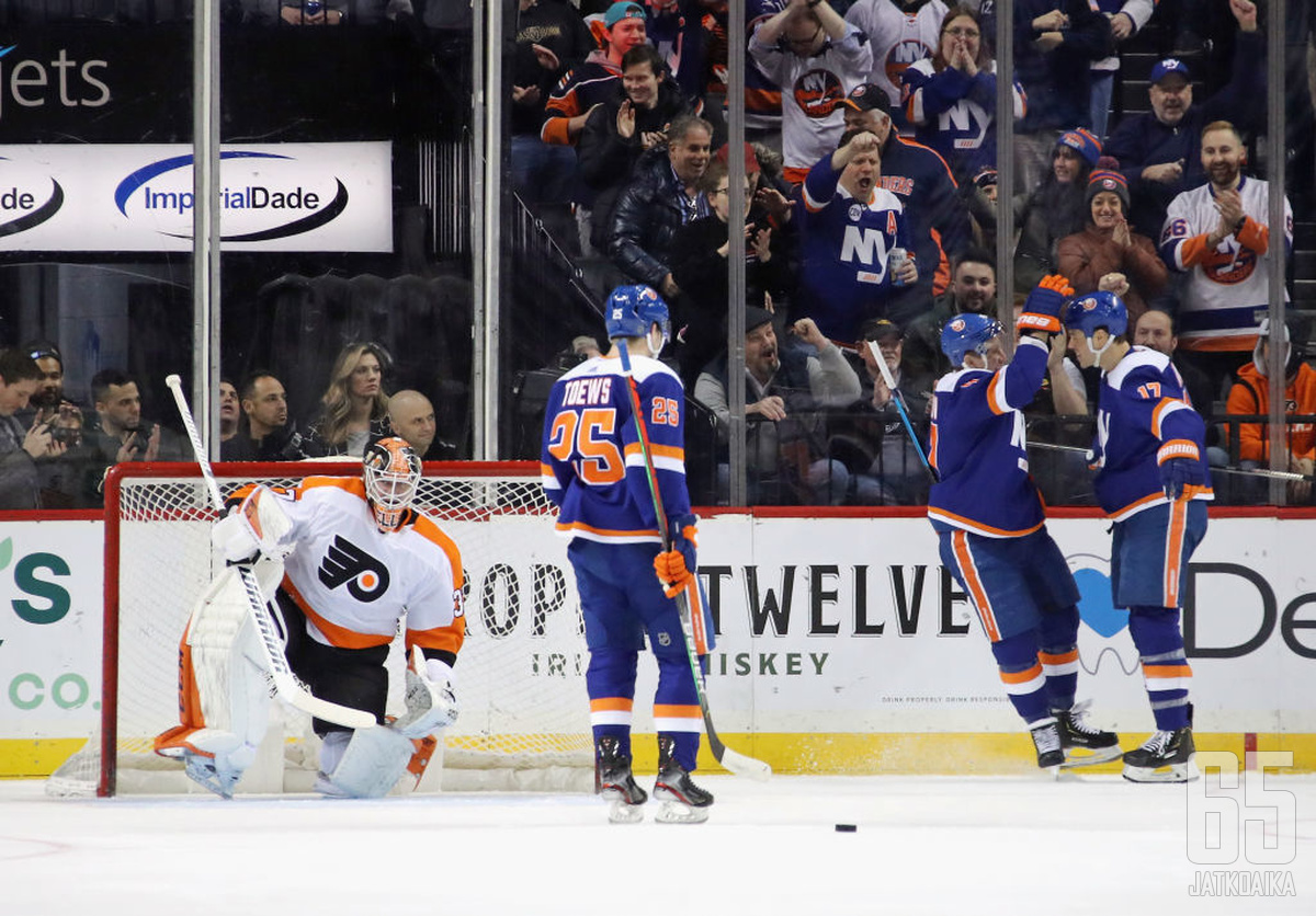 Leo Komarov ja NY Islanders pääsivät tuulettamaan maalia Philadelphia Flyersia vastaan.