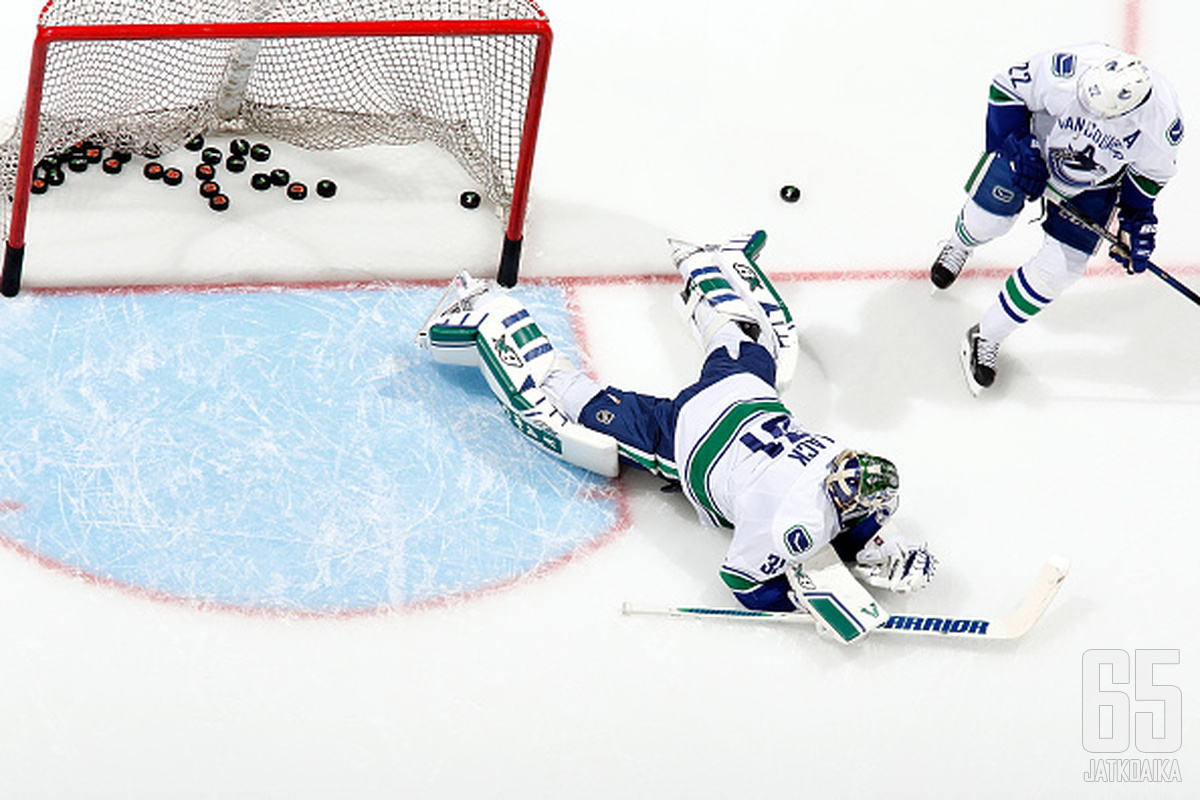 Eddie Läck torjuu jatkossa kiekkoja Carolina Hurricanesin maalilla.