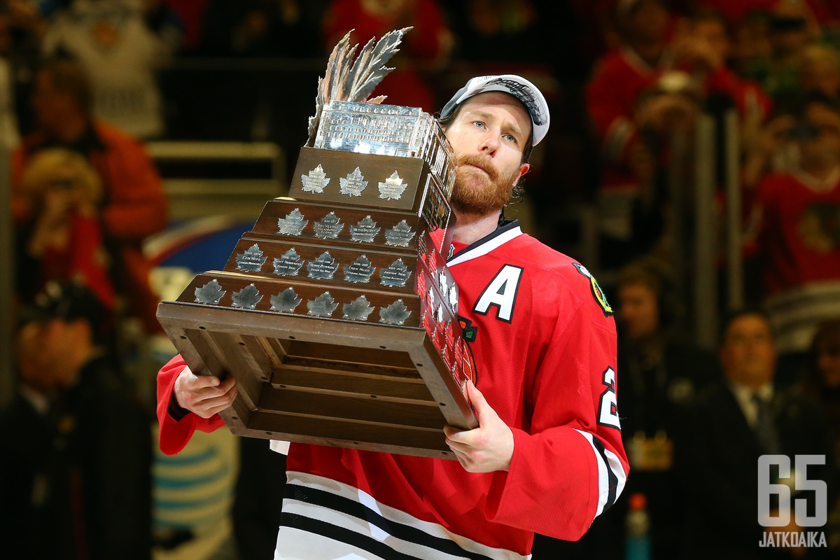 Duncan Keithin palkintokaapista löytyy muun muassa pudotuspelien arvokkaimman pelaajan Conn Smythe Trophy vuodelta 2015.