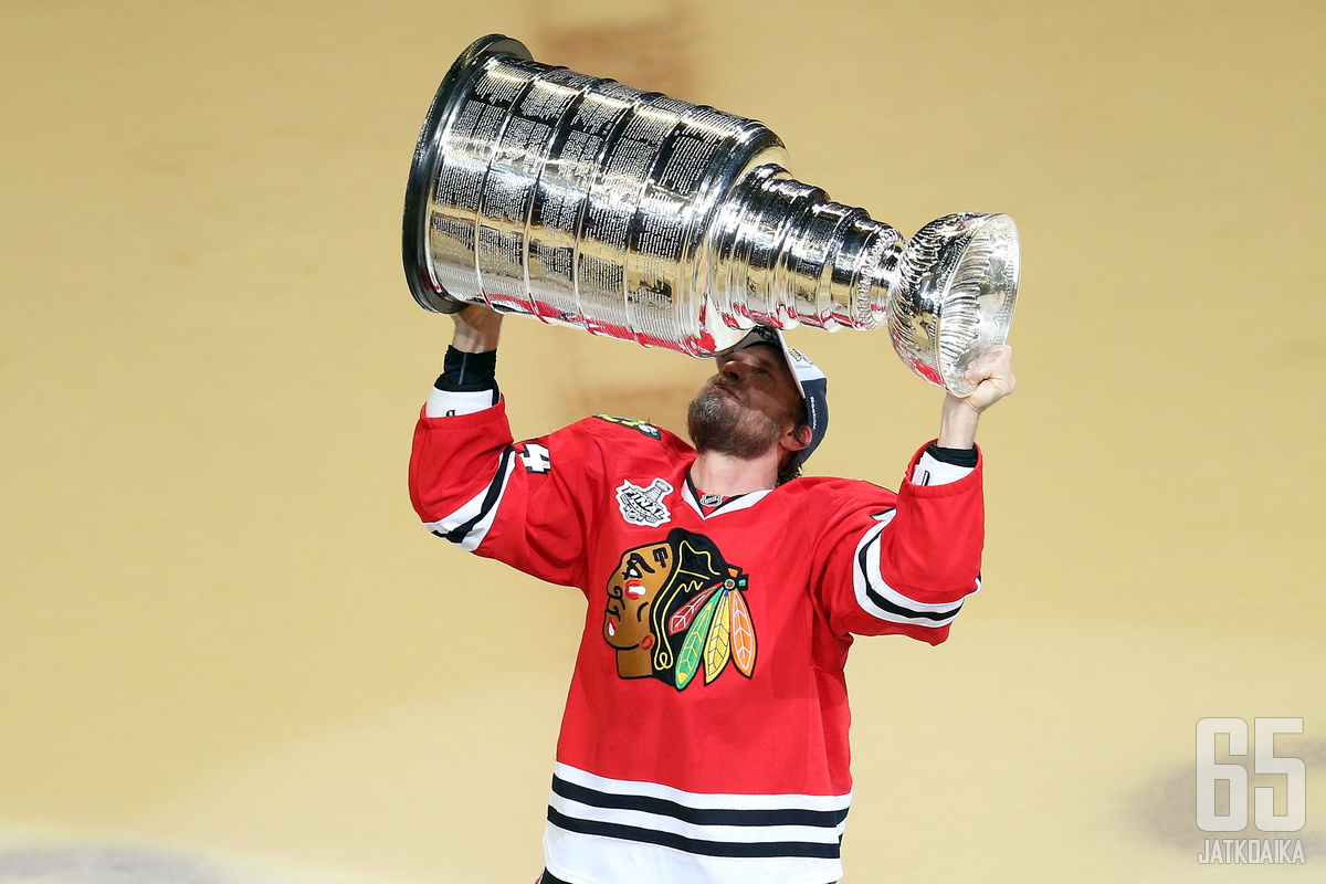 Kimmo Timonen juhli viime kauden päätteeksi Stanley Cupin voittoa.