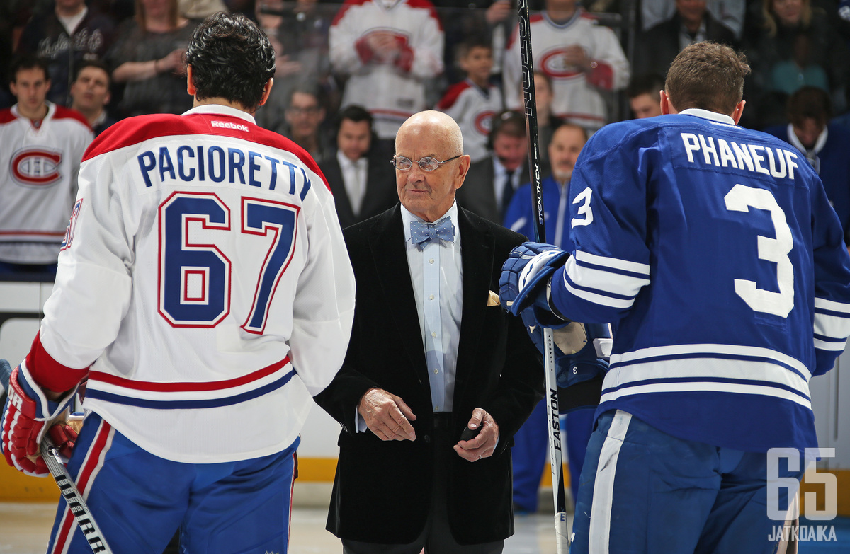 Avauskiekkoa pudottamassa oleva Dave Keon nimettiin Maple Leafsin historian merkittävimmäksi pelaajaksi.