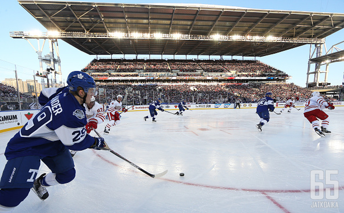 NHL:n 100-vuotisjuhlavuoden avausottelu veti yleisöä Exhibition Stadiumille Torontoon.