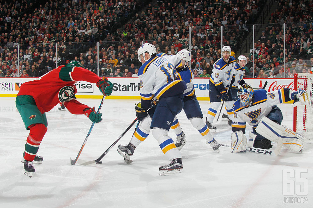 Mikael Granlund iski maalin St. Louis Bluesia vastaan Jori Lehterän seuratessa vierestä