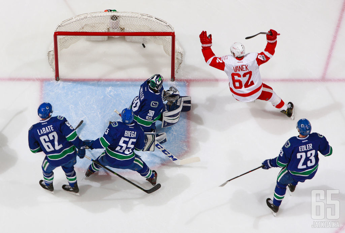 Thomas Vanek iskee maaleja seuraavaksi Florida Panthersin peliasussa.